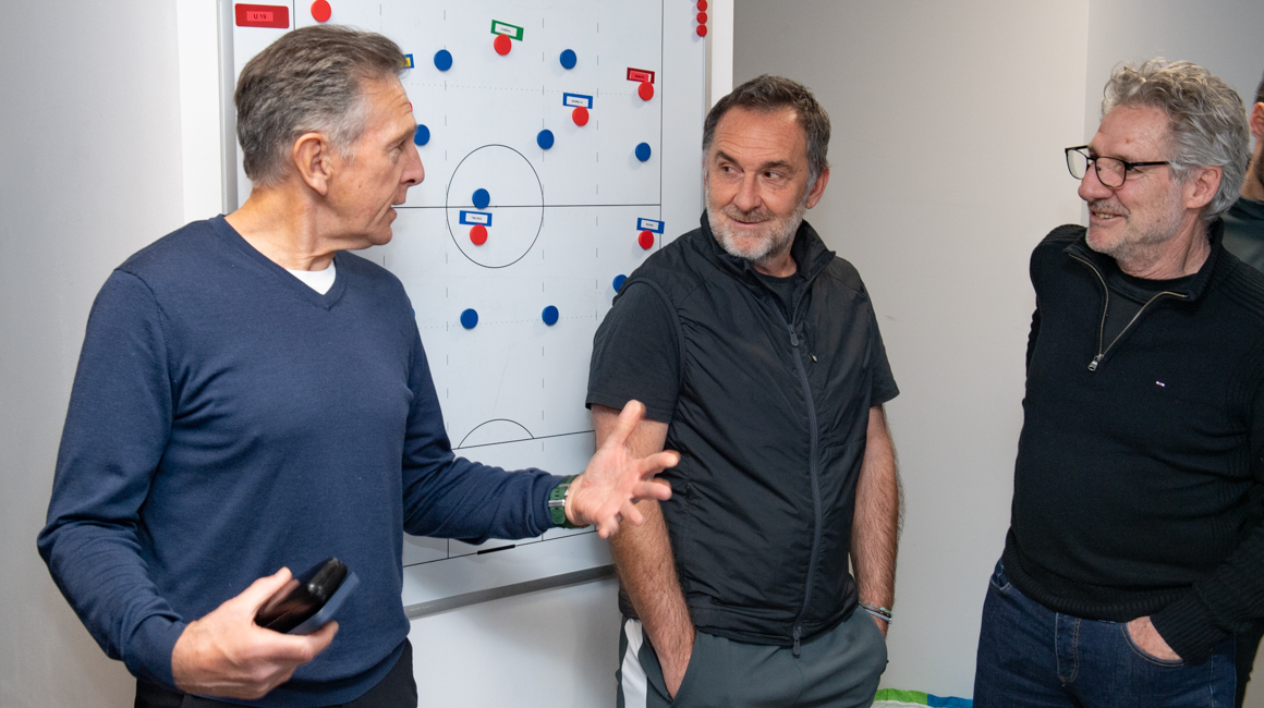Claude Puel discute avec Fred Barilaro et Jean-Luc Ettori dans le bureau des coachs de La Diagonale.