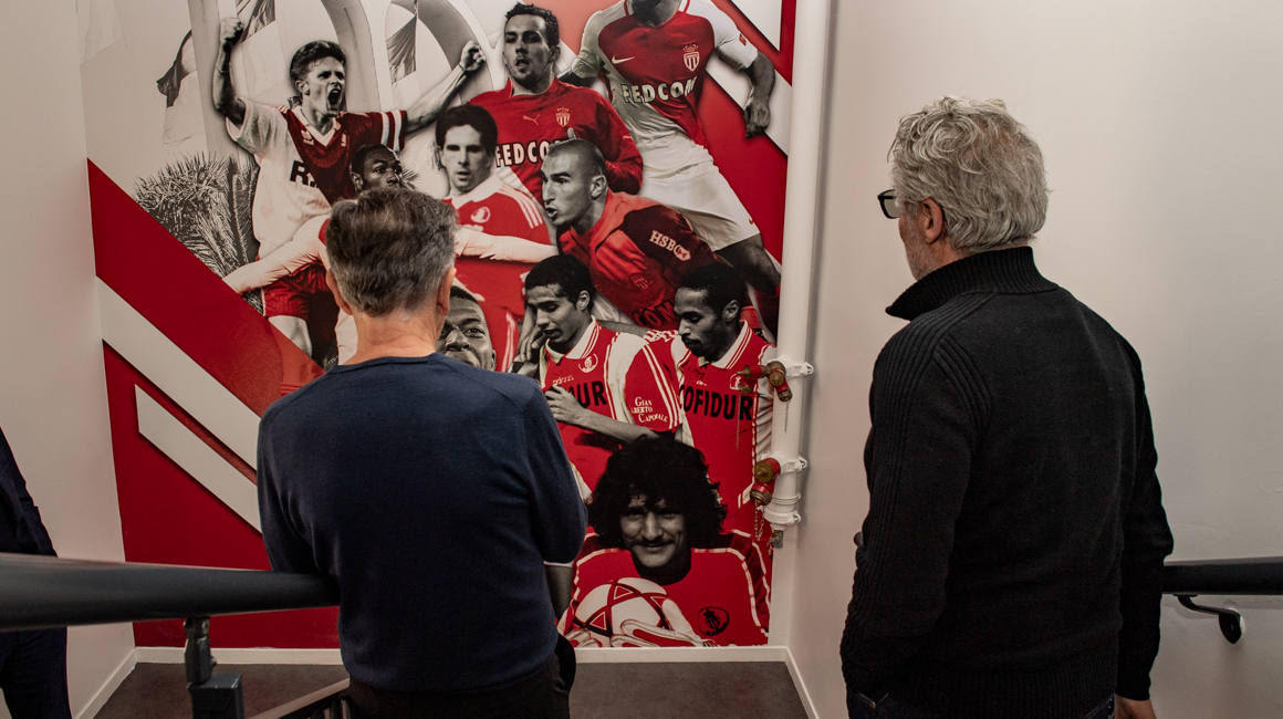 Jean-Luc Ettori et Claude Puel devant le mur des légendes formées à l'AS Monaco.