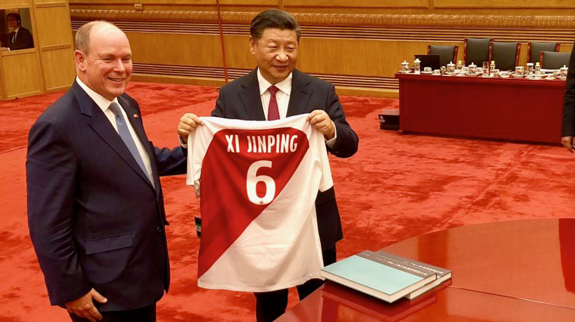 El Príncipe Alberto le da una camiseta a Xi Jinping
