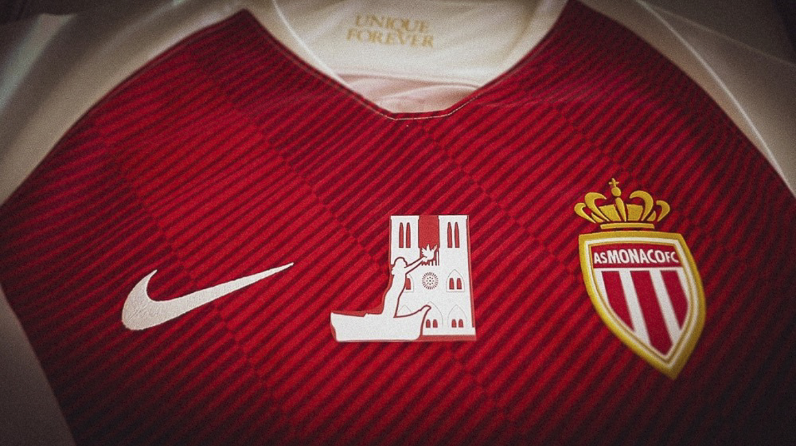 El AS Monaco en París con una camiseta homenaje a Notre-Dame