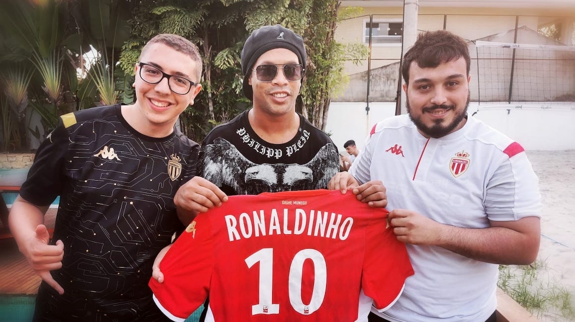 Ronaldinho reçoit l'AS Monaco Esports