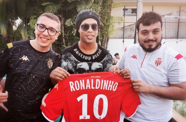 Ronaldinho reçoit l'AS Monaco Esports
