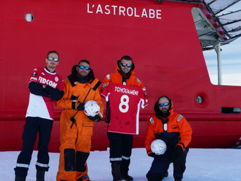 Les couleurs de l’AS Monaco portées jusqu’en Antarctique !