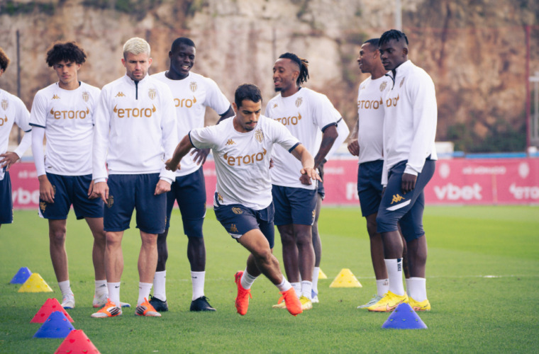 The Rouge et Blanc train before facing Trabzonspor