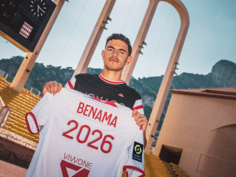 Mayssam Benama signs his first professional contract!