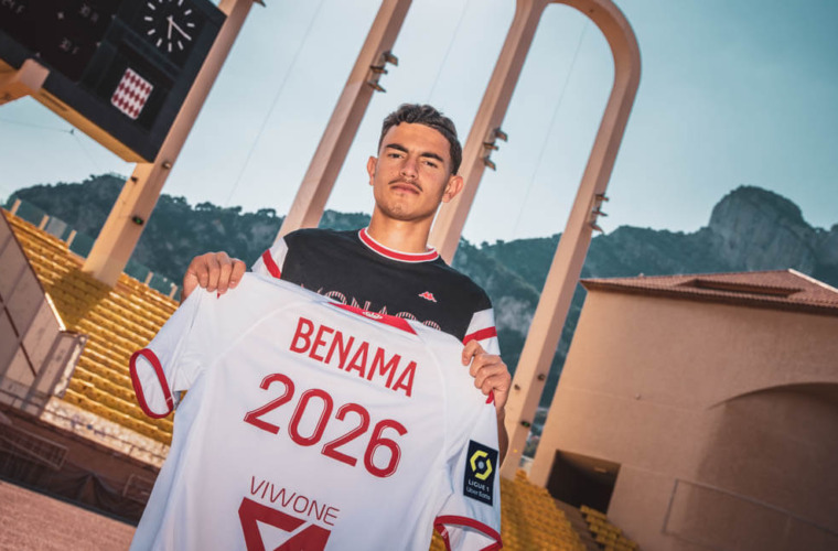 Mayssam Benama signs his first professional contract!
