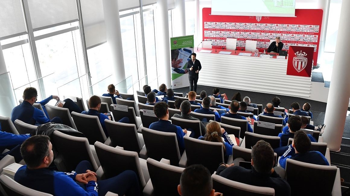L'UEFA Elite Scout programme au Centre de Performance