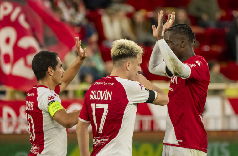 Le groupe mon&eacute;gasque pour la r&eacute;ception du Stade de Reims