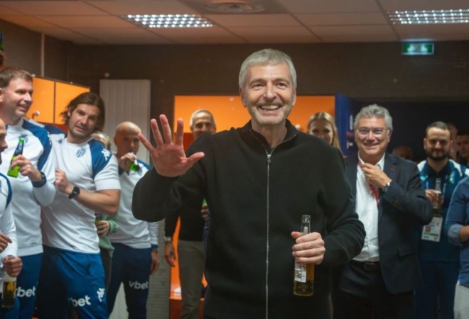 Le Président Dmitry Rybolovlev félicite les joueurs après la qualification en C1
