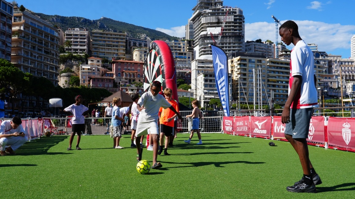Village AS Monaco : jeux, défis et partage avec les U19