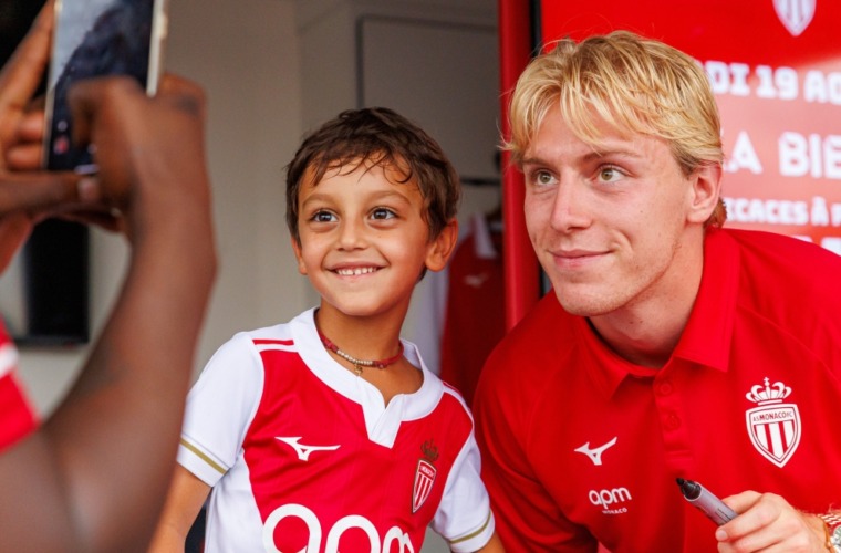 Mika Biereth enflamme le Village d'été de l'AS Monaco !