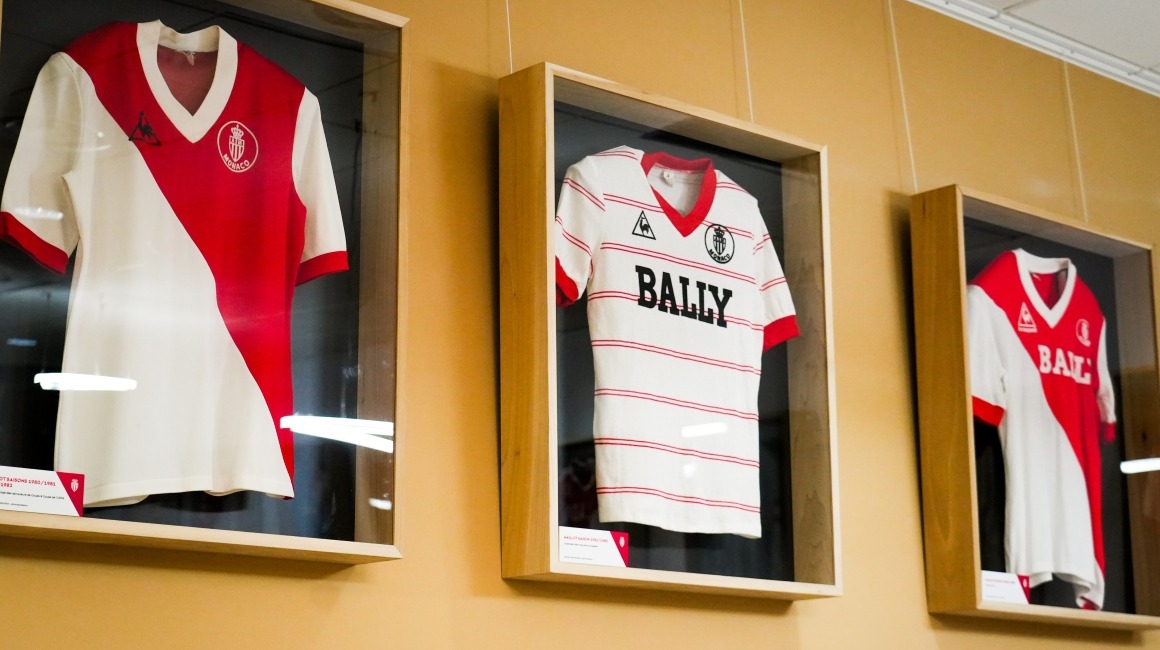 Une nouvelle exposition de maillots et de fanions historiques