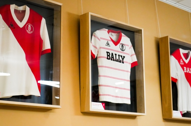 Une nouvelle exposition de maillots et de fanions historiques