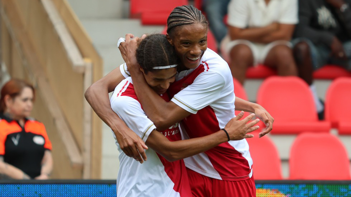 Mehdi Tlili félicité parMelvin Gomes da Veiga après son but contre le PSV.