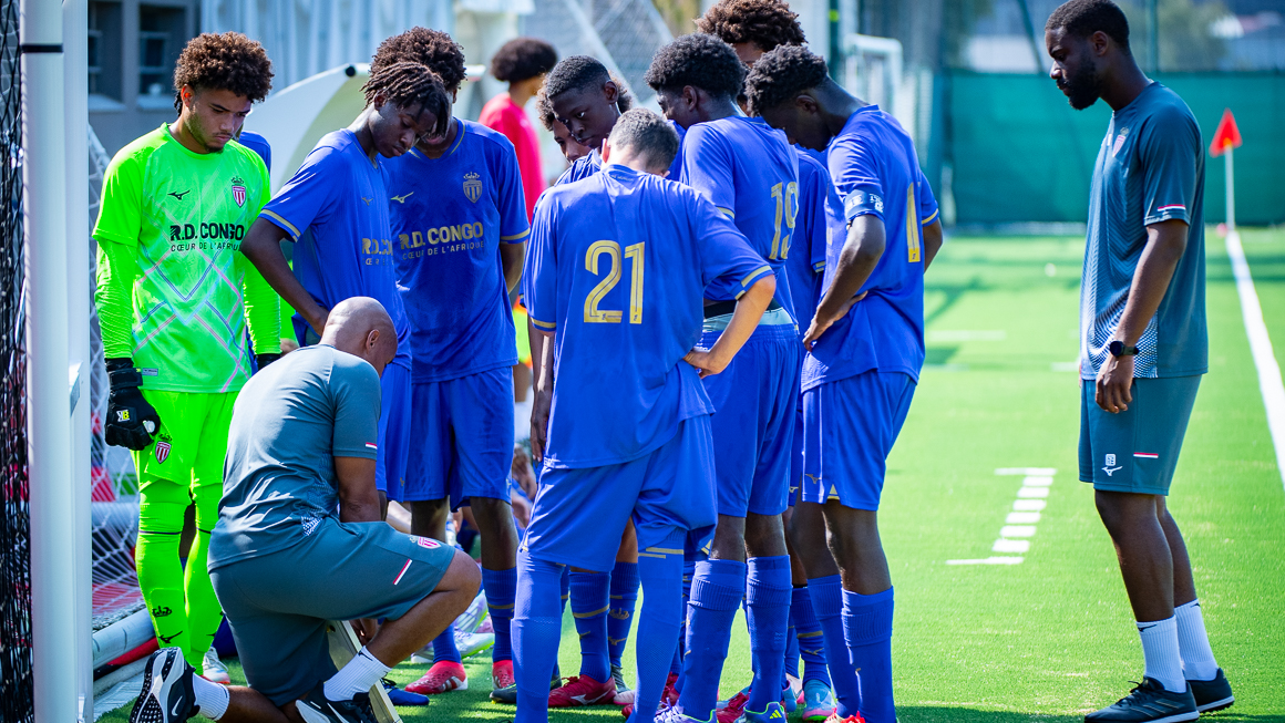 Manu Dos Santos briefe les nouveaux entrants avant la reprise.