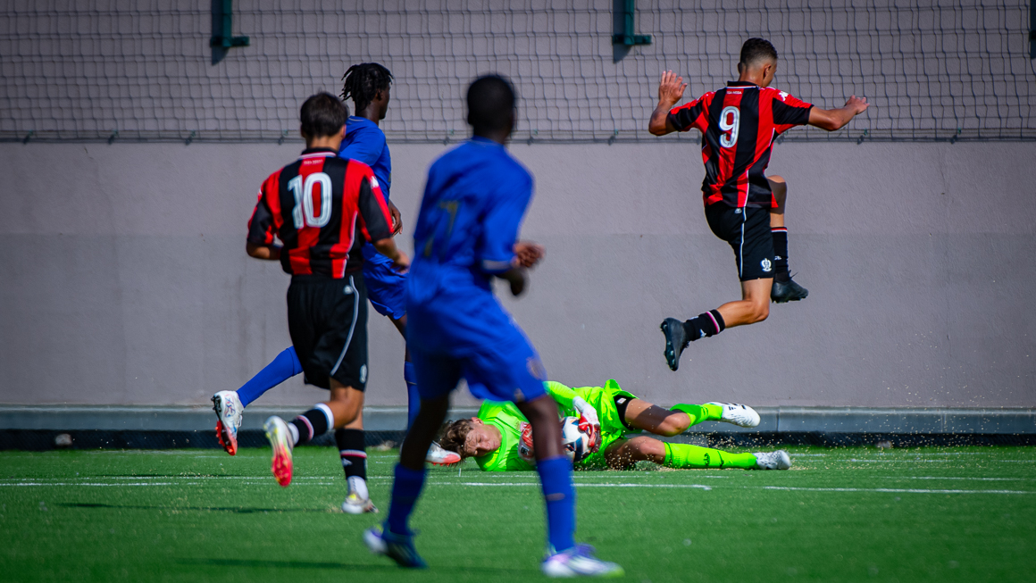 Yoann Pujol intervient sur une attaque niçoise. Malgré tout le gardien monégasque s'est incliné deux fois en première période.