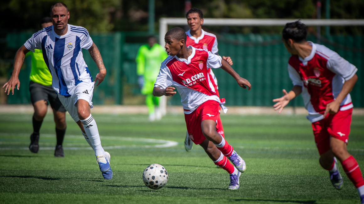À l'image du match contre Riviera FC, les U19 rouge et blanc se sont frottés à des joueurs plus âgés durant la préparation.