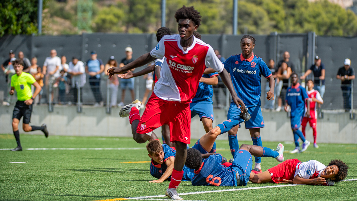 Alors de Ken Kitsoukou regarde le ballon filer,Christ Kanga se tord de douleur après avoir été plaqué au sol sur la dernière action de ce derby.