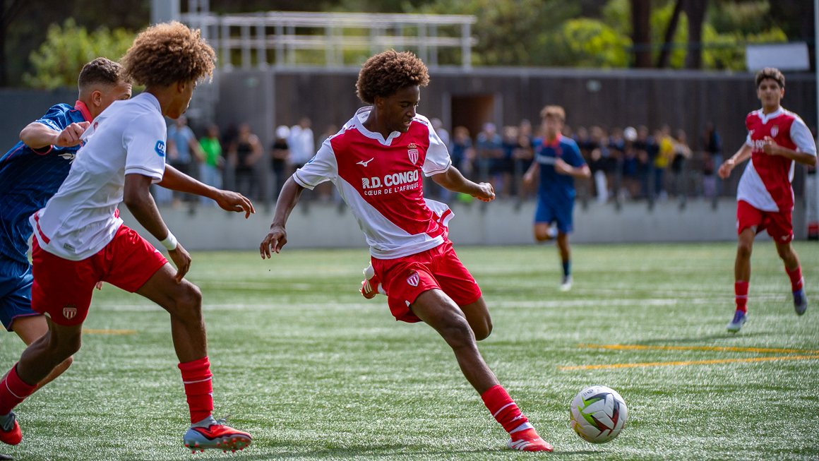 Depuis son aile gauche, Joël Afonso Mendes était impliqué dans la plupart des offensives monégasques en première période.