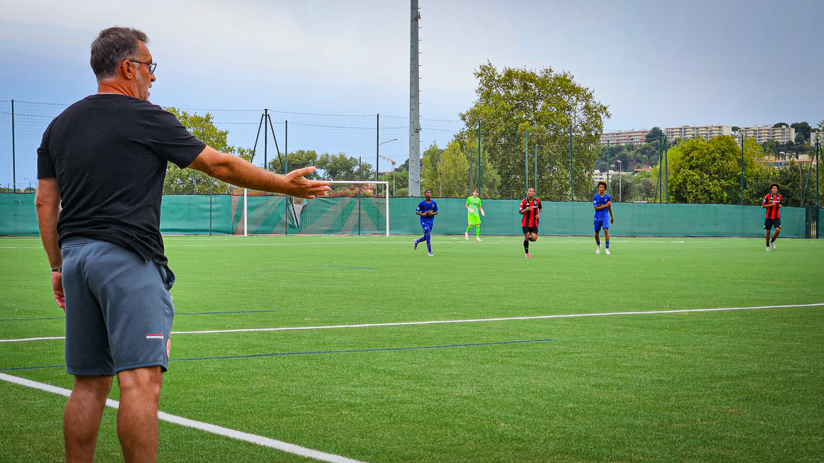 Frédéric Barilaro données consignes à ses joueurs depuis le bord du terrain. Dimanche prochain, c'est à Valence qu'il tentera de guider ses joueurs vers une troisième victoire dans ce début de saison.
