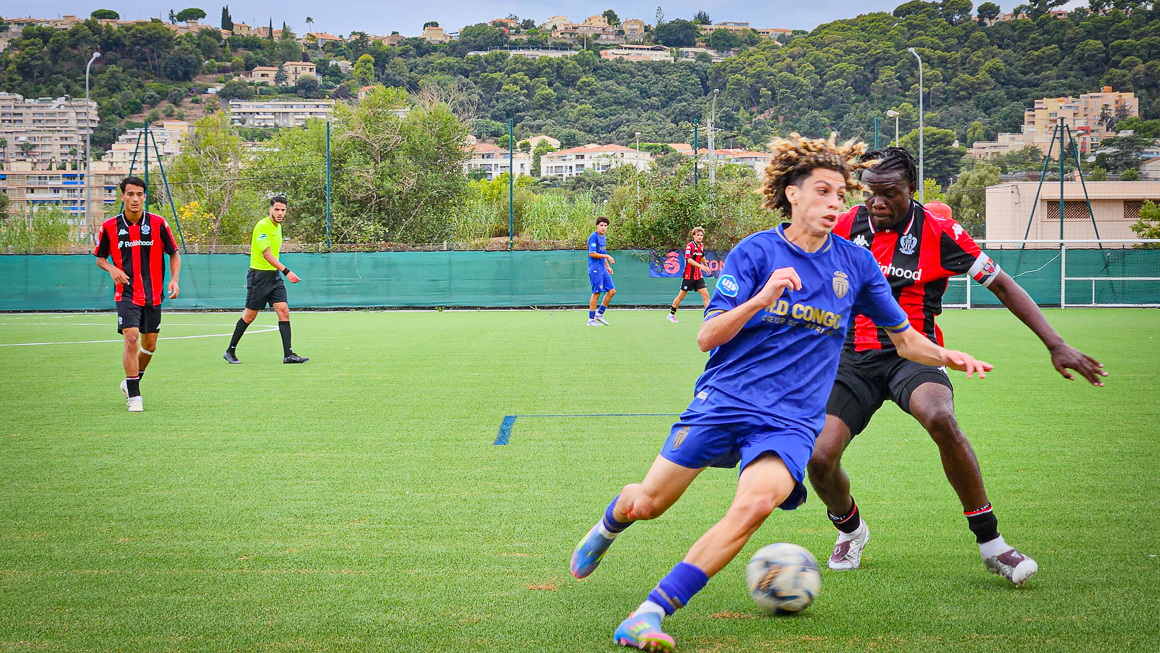 Najd Ajroud tente un dribble dont il a le secret sur le côté droit de a défense niçoise.