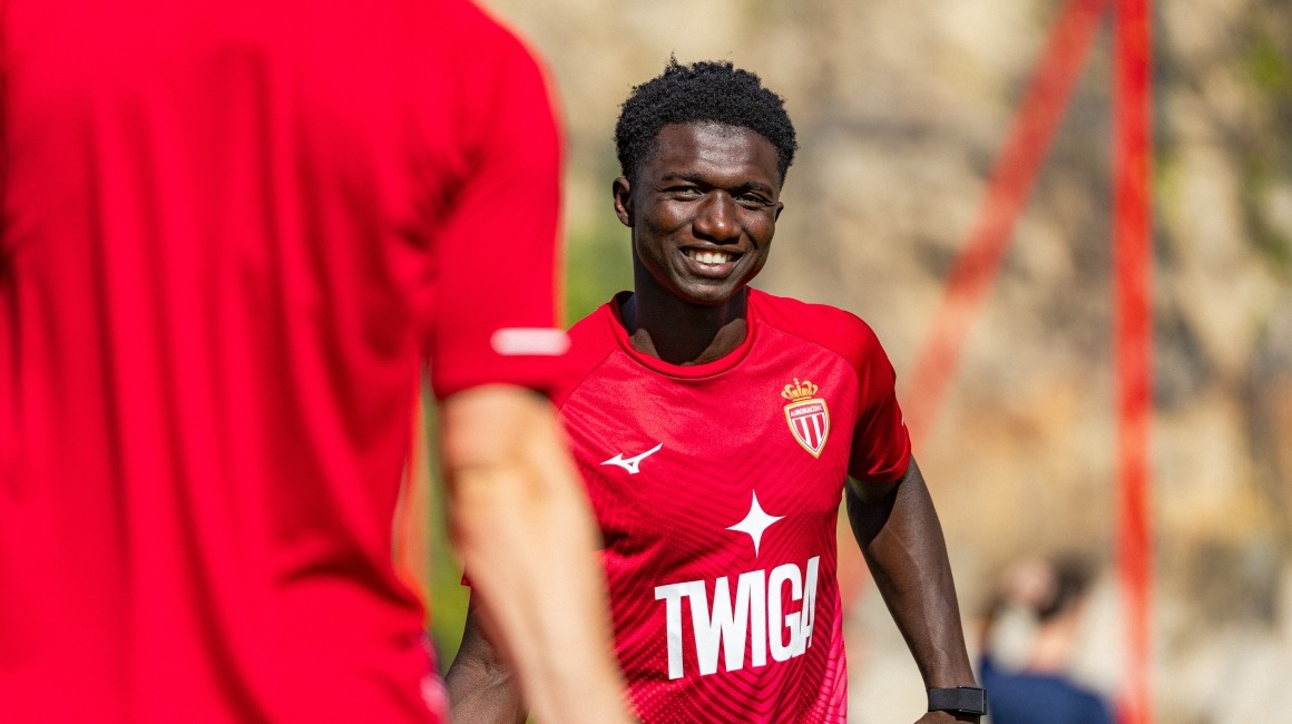 Lamine Camara en dédicace avant la rencontre face au Paris FC