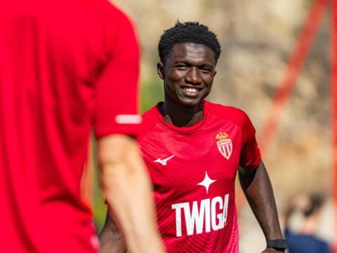 Lamine Camara en dédicace avant la rencontre face au Paris FC