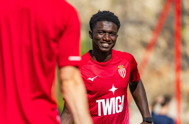 Lamine Camara en d&eacute;dicace avant la rencontre face au Paris FC