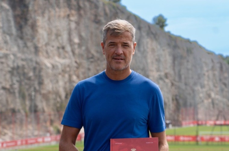 Flavio Roma en dédicace sur le parvis du Stade Louis-II avant Tottenham