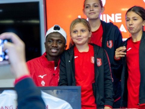 Lamine Camara à la rencontre des supporters sur le parvis du Louis-II