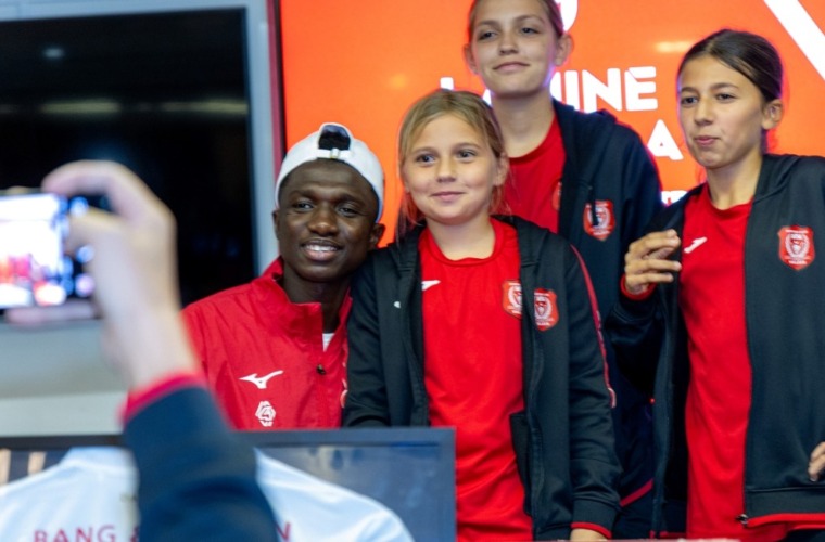 Lamine Camara à la rencontre des supporters sur le parvis du Louis-II