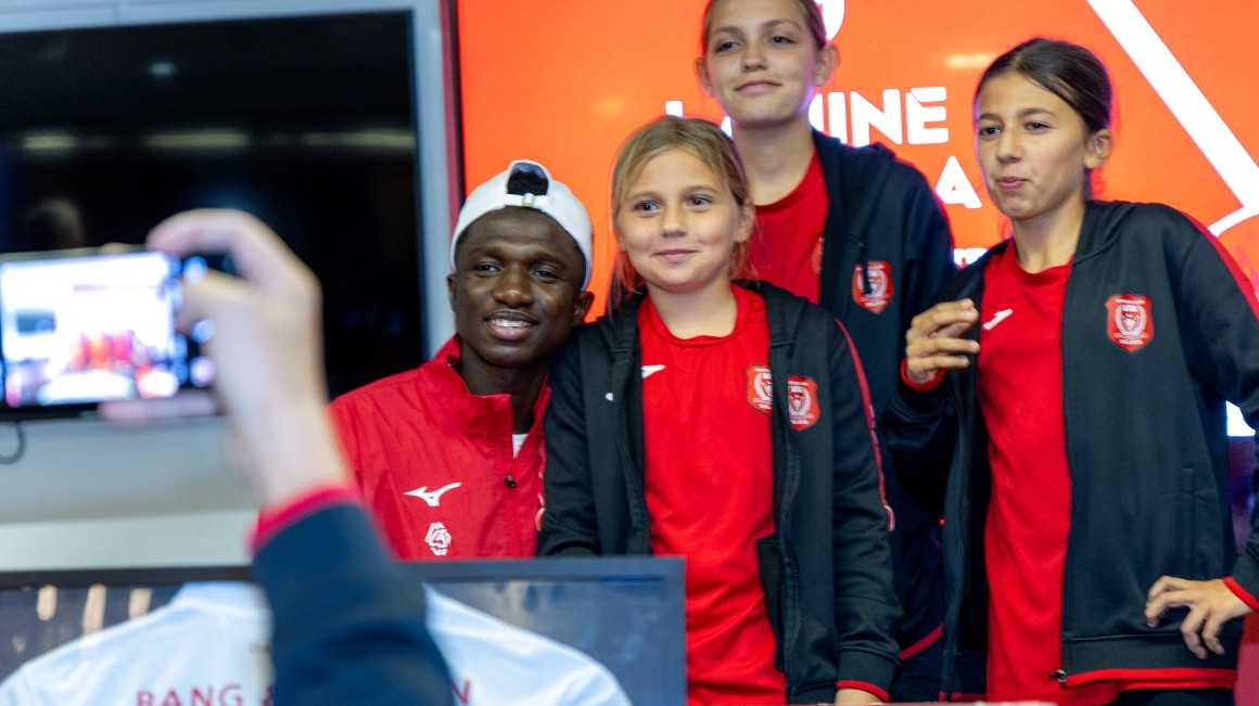 Lamine Camara à la rencontre des supporters sur le parvis du Louis-II