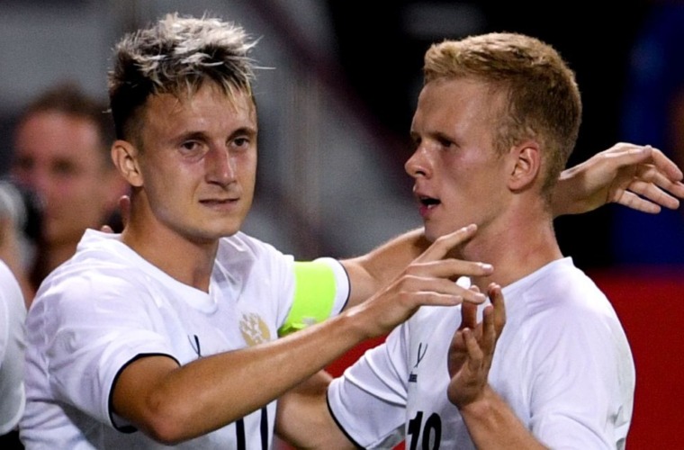 Александр Головин отмечается голом за сборную России