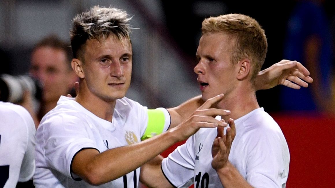 Александр Головин отмечается голом за сборную России