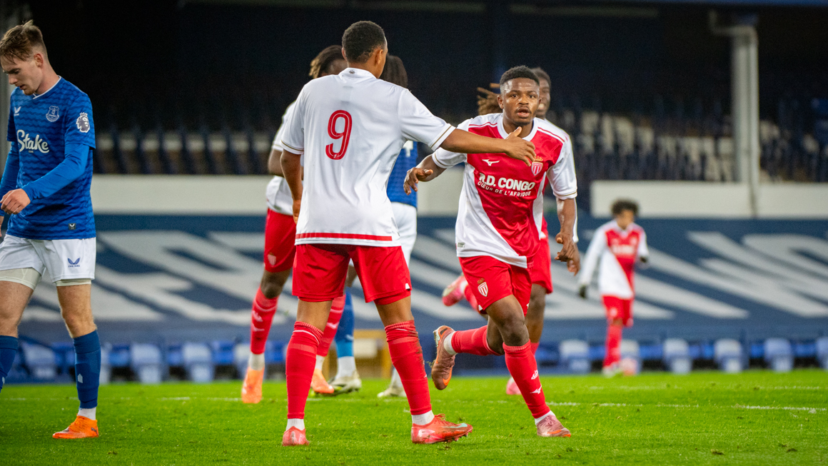 Oumar Konaté félicité par Joan Tincres après avoir ouvert le score.