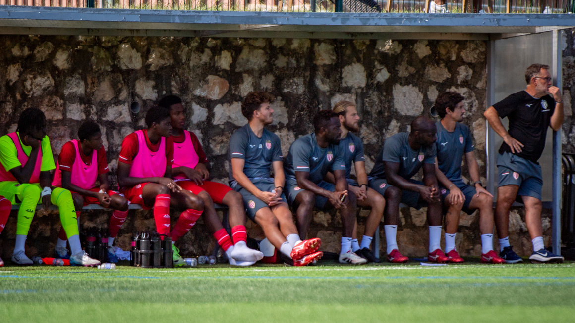 Frédéric Barilaro et son staff lors d'un match du Championnat National U19 au Stade Intercommunal du Cap-Ferrat.