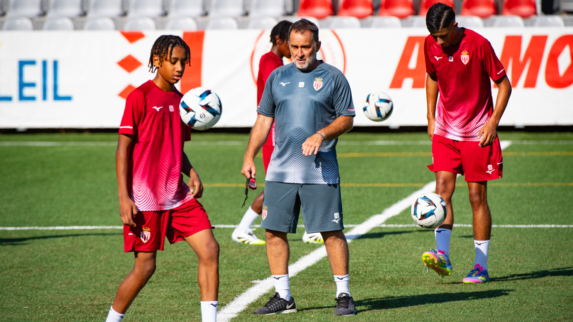 Frédéric Barilaro durant un entraînement de son équipe au Stade Prince Héréditaire Jacques de Beausoleil.