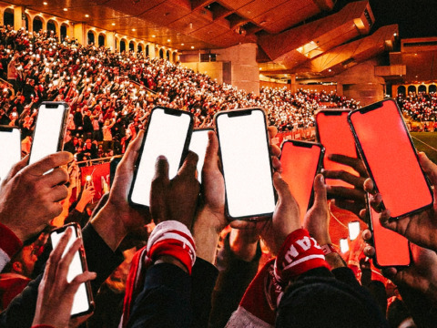 Participe au tifo lumineux pr&eacute;vu lors de l&rsquo;avant-match du PSG
