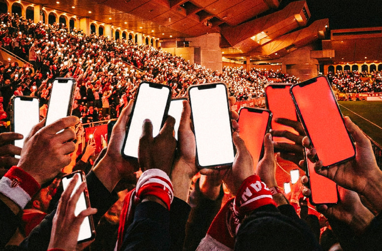 Participe au tifo lumineux pr&eacute;vu lors de l&rsquo;avant-match du PSG