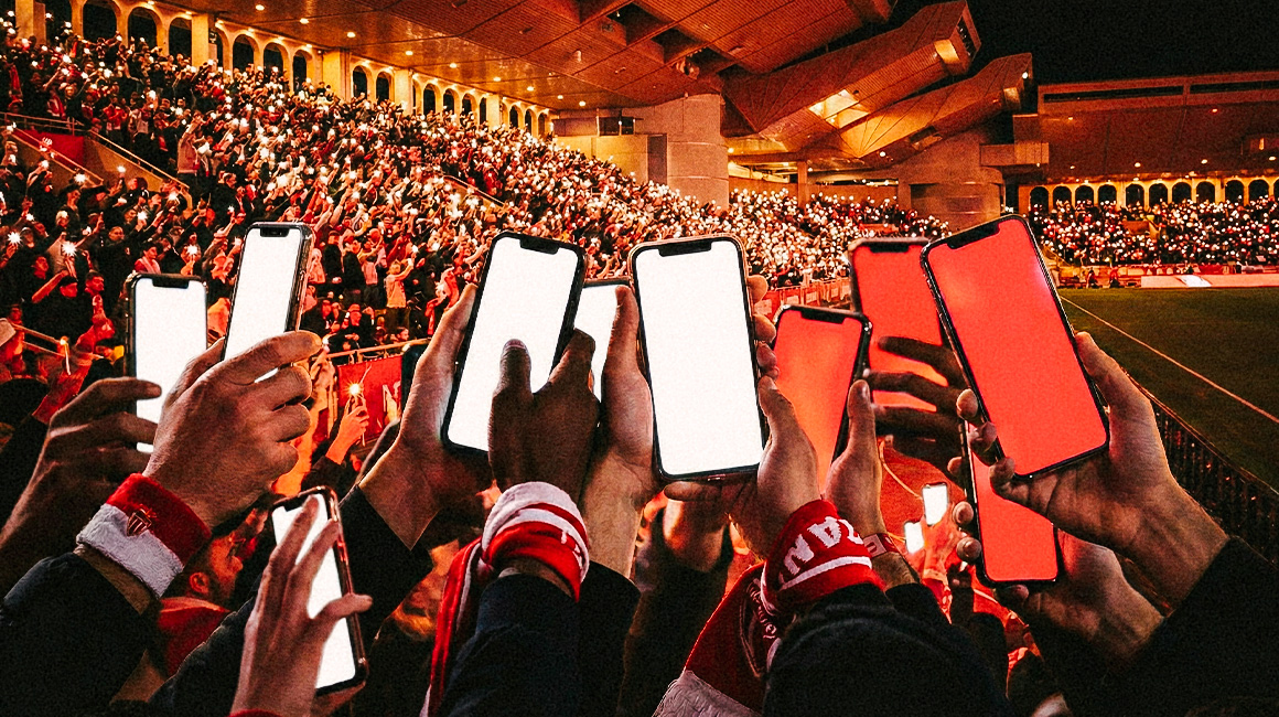 Participe au tifo lumineux pr&eacute;vu lors de l&rsquo;avant-match du PSG