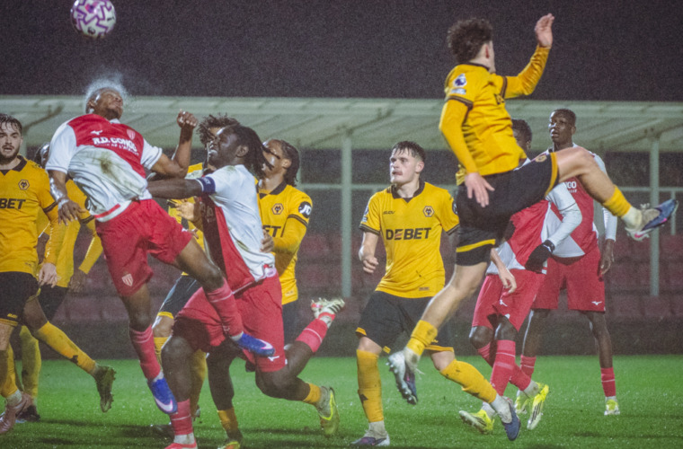 Surpris par Wolverhampton, le Groupe Elite a r&eacute;agi trop tard