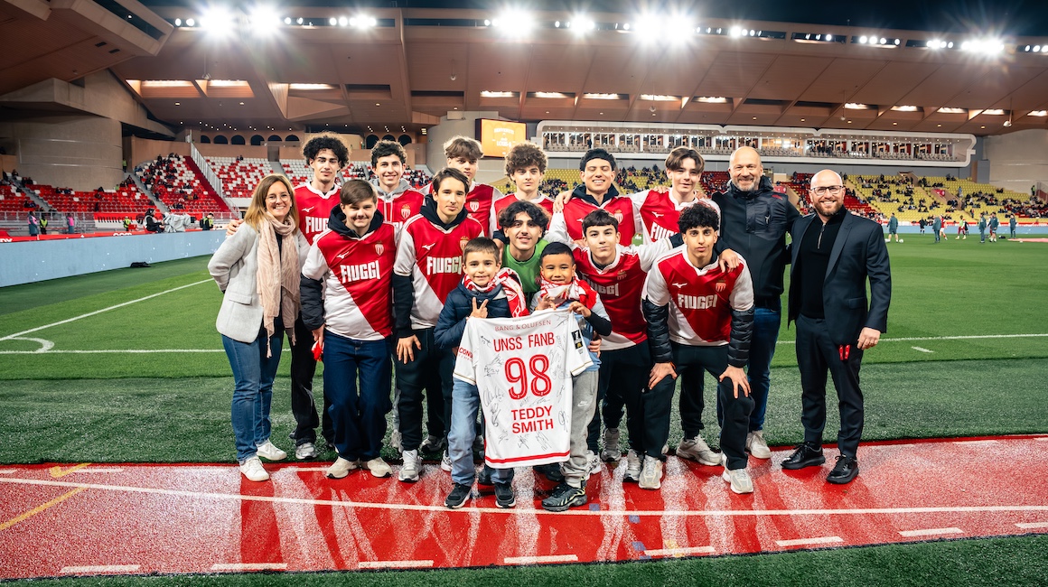 Les &eacute;l&egrave;ves de l'&eacute;quipe de foot du lyc&eacute;e FANB mis &agrave; l'honneur