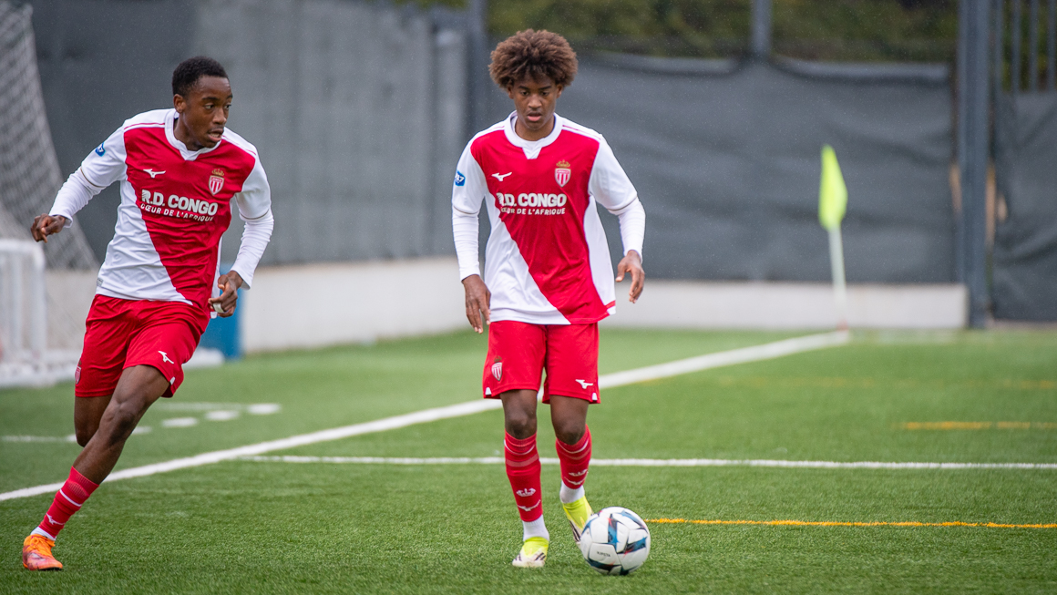Joël Afonso Mendes (avec le ballon) et Jean-Daniel Mowelle n'ont pas ménagé leurs efforts sur le côté droit en première période.